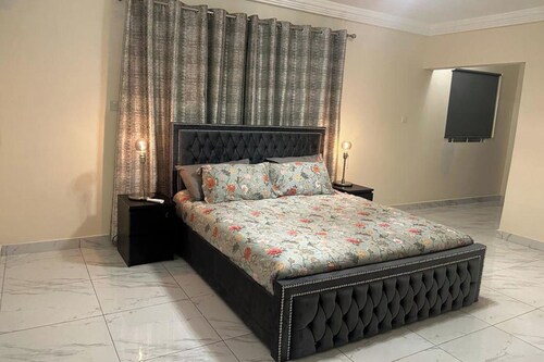 3 Bed Apartment Sleeps 6 - Ensuites, Parking, Wifi