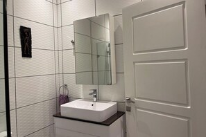 Shower, towels - 3 Bed Apartment Sleeps 6 - Ensuites, Parking, Wifi (Freetown)