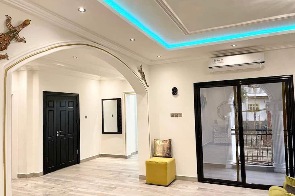 2 Bed Apartment Sleeps 4 - Jacuzzi, Parking, Wifi