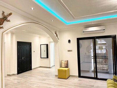 2 Bed Apartment Sleeps 4 - Jacuzzi, Parking, Wifi