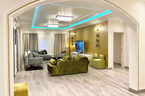 2 Bed Apartment Sleeps 4 - Jacuzzi, Parking, Wifi