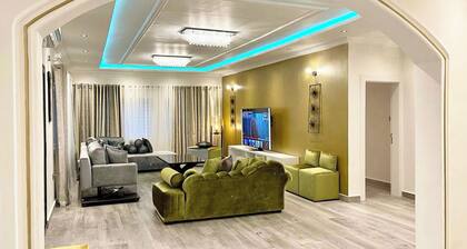 2 Bed Apartment Sleeps 4 - Jacuzzi, Parking, Wifi