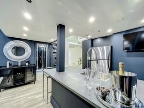 冷蔵庫、電子レンジ、オーブン、コンロ