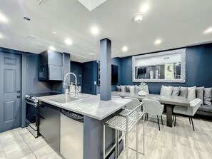 Fridge, microwave, oven, stovetop - Oceanfront perfect for Bachelor/ette and Reunions (Miami Beach)