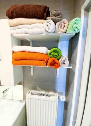 ヘアドライヤー、タオル、トイレットペーパー