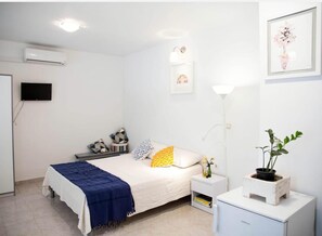 Studio, 1 Queen Bed | Iron/ironing board, free WiFi, bed sheets - Idea Studio Apartment Center City With Parking (Split)