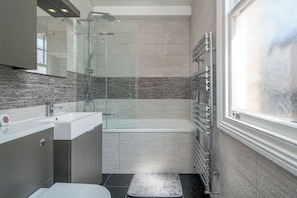 Leilighet | Bad | Kombinert dusj/badekar, dype avslapningsbadekar, hårføner og håndklær