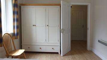 Cottage, Multiple Beds | 3 bedrooms, iron/ironing board, free WiFi