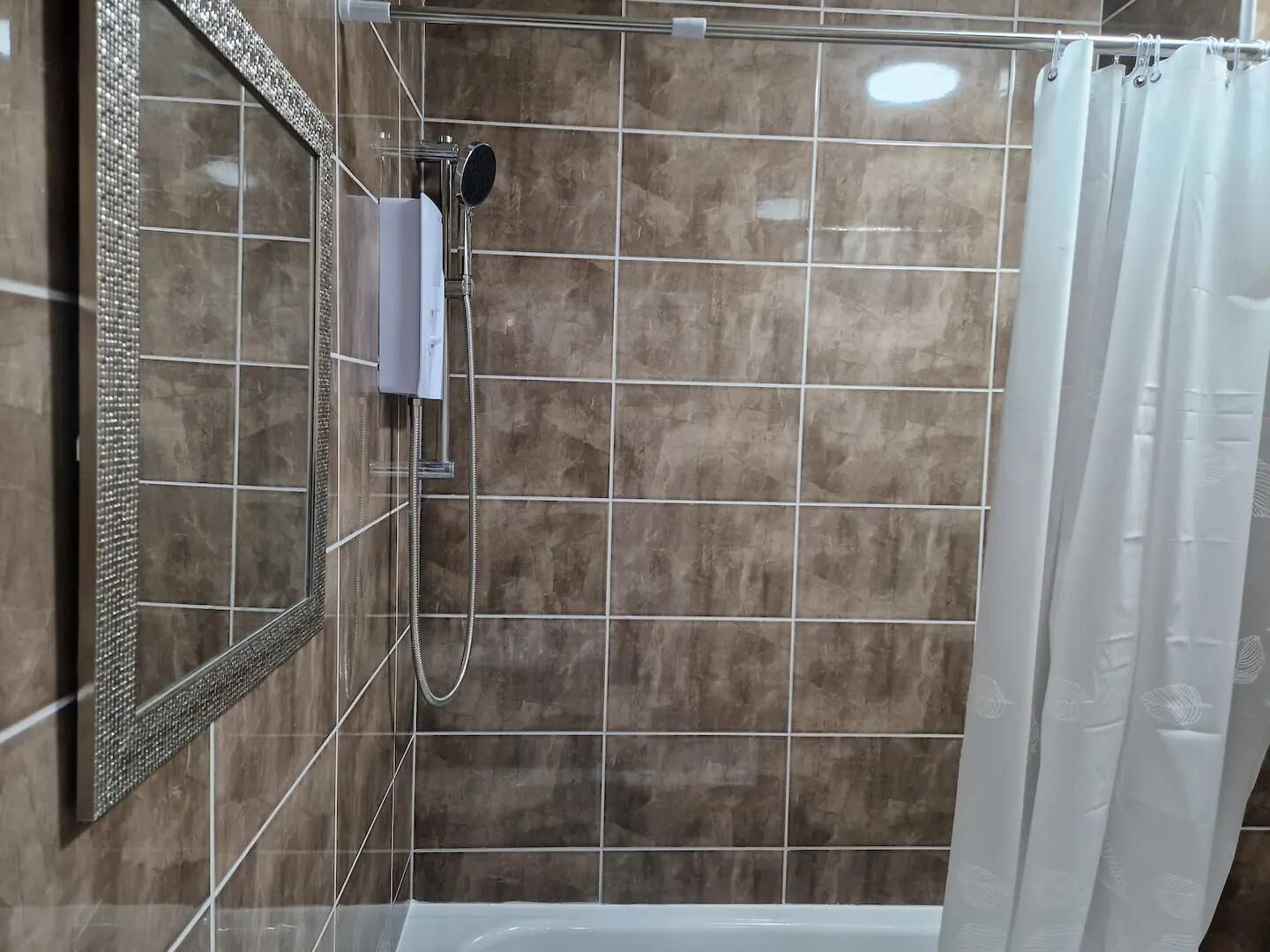 Apartment | Bathroom | Combined shower/bathtub, deep-soaking bathtub, hair dryer, towels