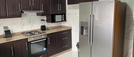 Kühlschrank, Mikrowelle, Ofen, Herdplatte