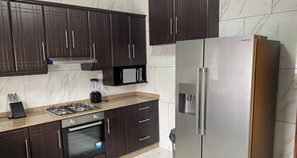 3 Bed Apartment Sleeps 6 - Parking, Patio, Wifi