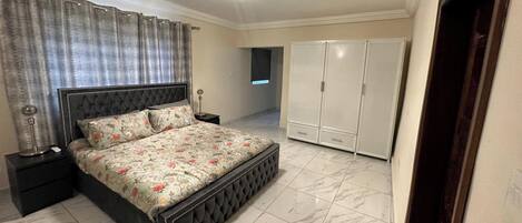 3 bedrooms, iron/ironing board, free WiFi, bed sheets