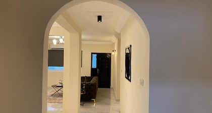 3 Bed Apartment Sleeps 6 - Parking, Patio, Wifi