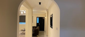 3 Bed Apartment Sleeps 6 - Parking, Patio, Wifi