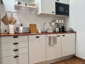 Casa, 1 cama Queen size | Cocina privada | Refrigerador, microondas, horno y parrilla de estufa 