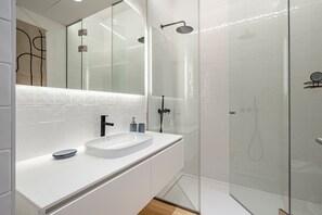 Shower, hair dryer, towels - Nomad's Lux - 1BDR Almada Cool (Porto)