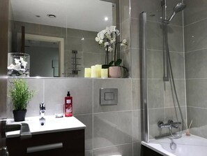 Apartment | Badezimmer | Duschwanne, Komfortbadewanne