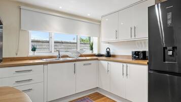 Apartment, Multiple Beds | Private kitchen | Fridge, microwave, oven, stovetop
