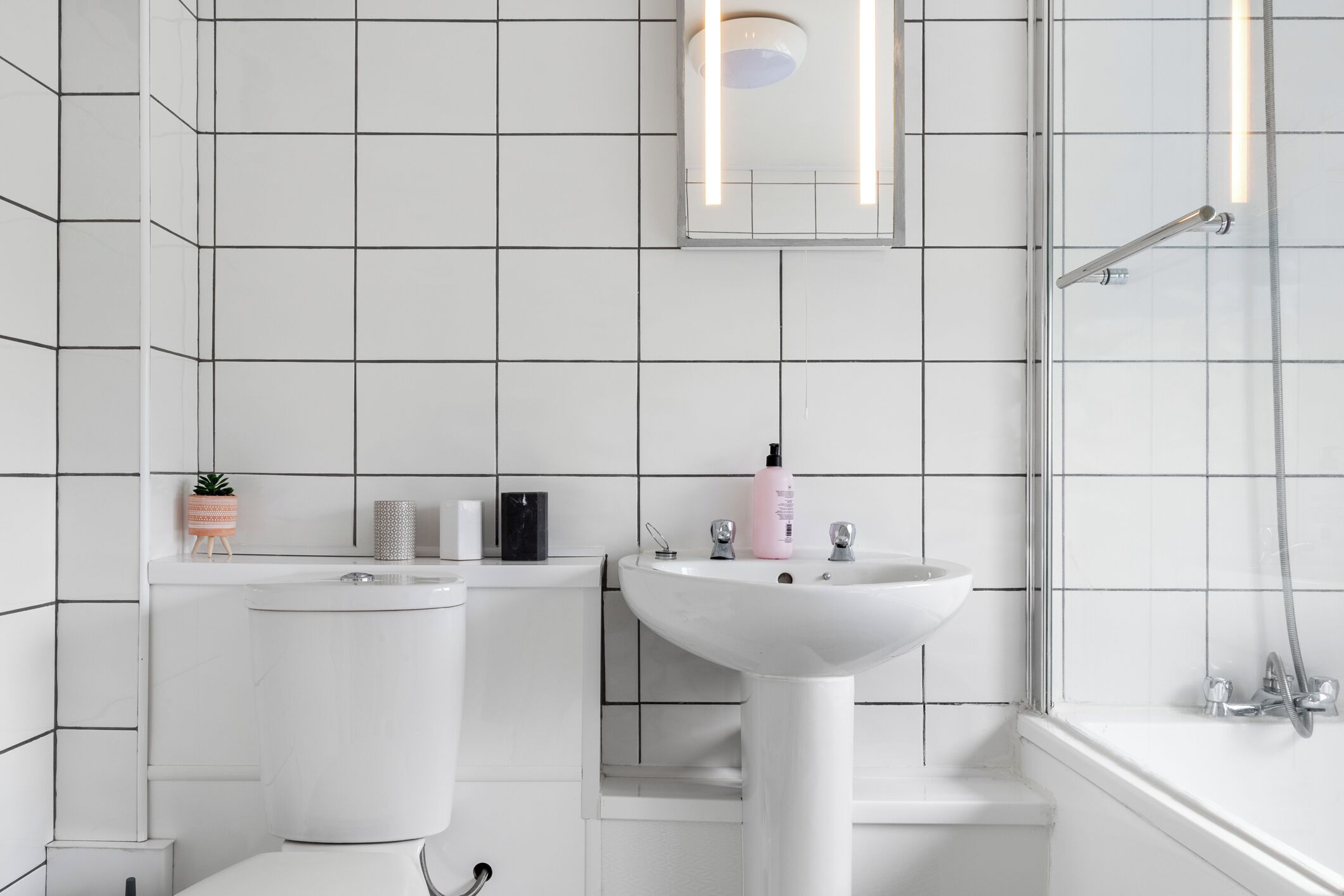 Apartment, Multiple Beds | Bathroom | Combined shower/bathtub, deep-soaking bathtub, towels
