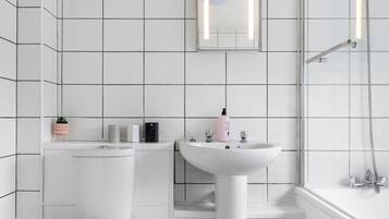 Apartment, Multiple Beds | Bathroom | Combined shower/bathtub, deep-soaking bathtub, towels