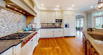 Exquisite oceanfront home with pool, pool spa, balcony, kayaks, & W/D