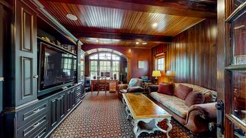 Fernseher, Bücher, Musikbibliothek, Stereoanlage