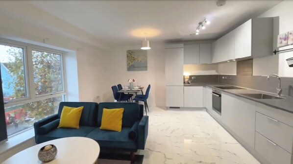 Apartment, 1 Queen Bed | Private kitchen
