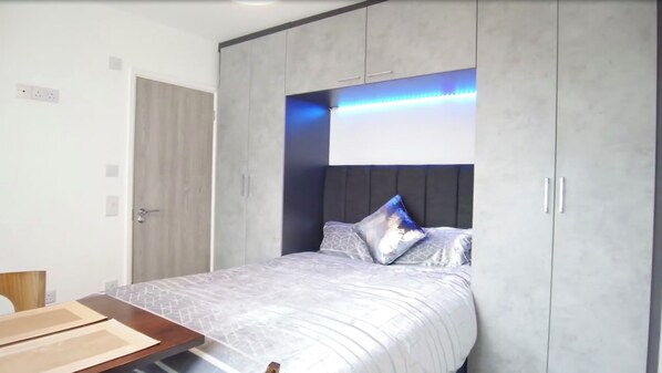 شقة - سرير كبير | 1 غرفة نوم ومكواة/لوح كي وواي فاي مجانًا وملاءات أسرّة