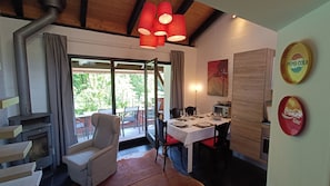 Apartamento Confort | Zona de estar | Una televisión de pantalla plana
