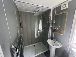 Shower, pengering rambut, dan handuk