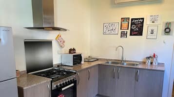 Chalet | Private kitchen | Fridge, microwave, oven, stovetop