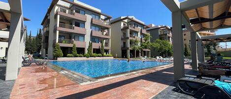 Una piscina al aire libre