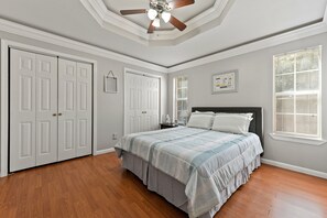 3 slaapkamers, een strijkplank/strijkijzer, gratis wifi, beddengoed