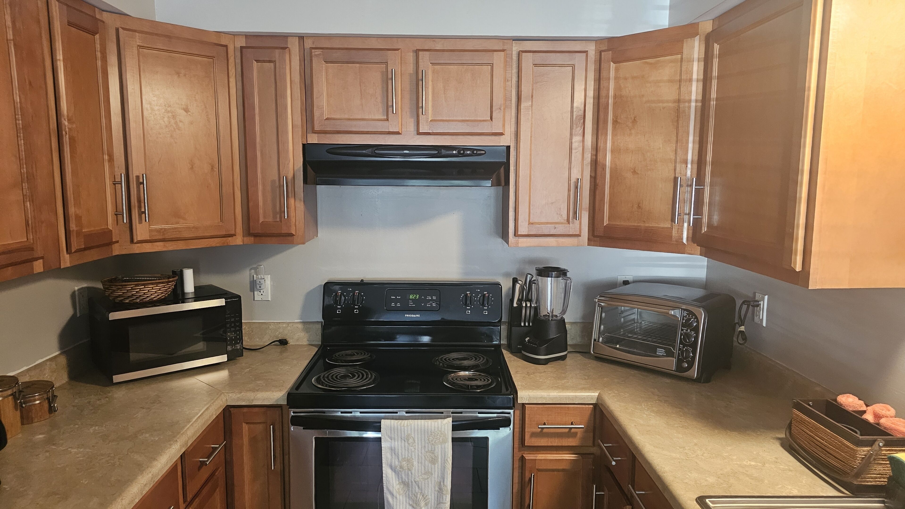 Coffee/tea maker, fridge, microwave, oven