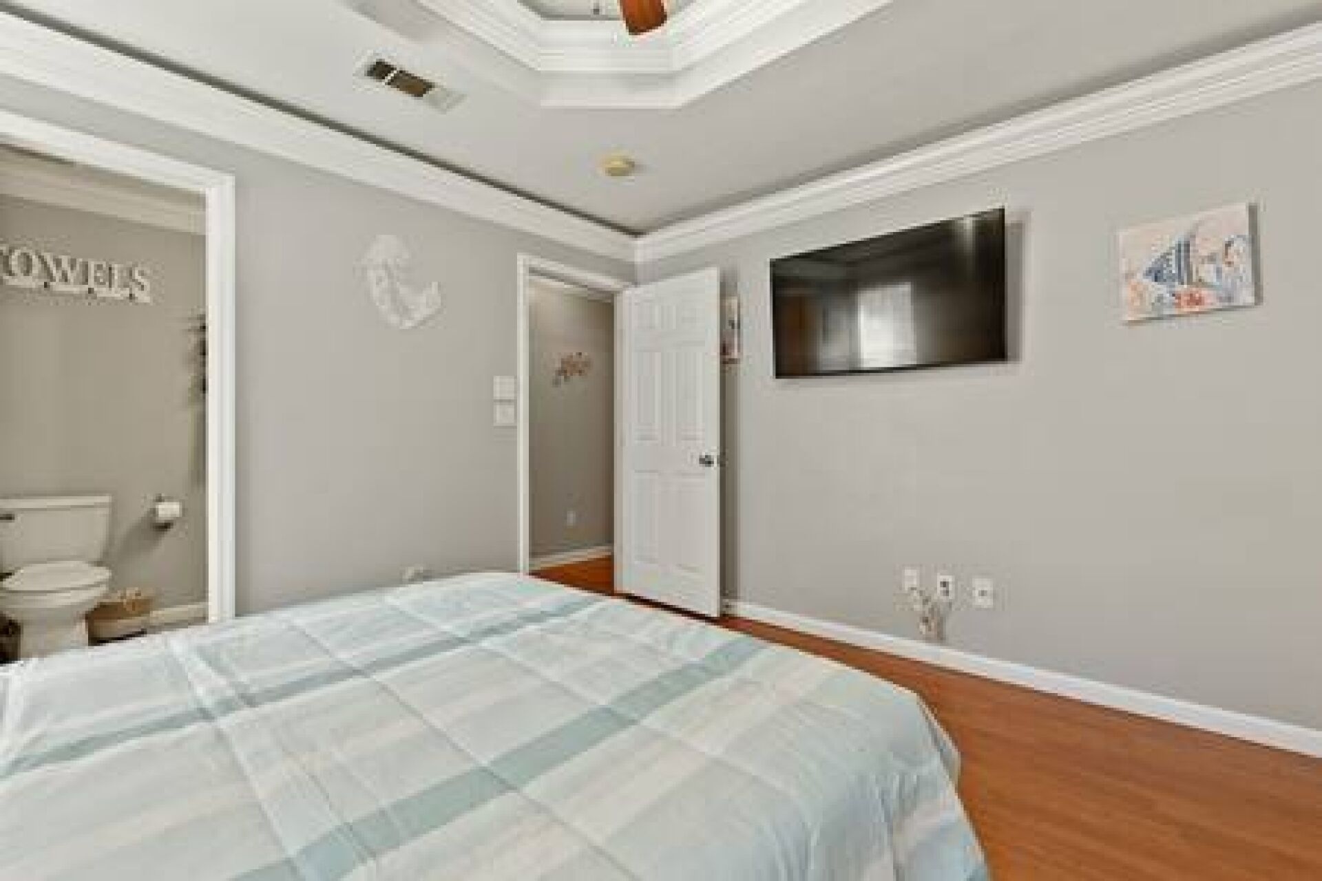 3 slaapkamers, een strijkplank/strijkijzer, reisbedje, gratis wifi