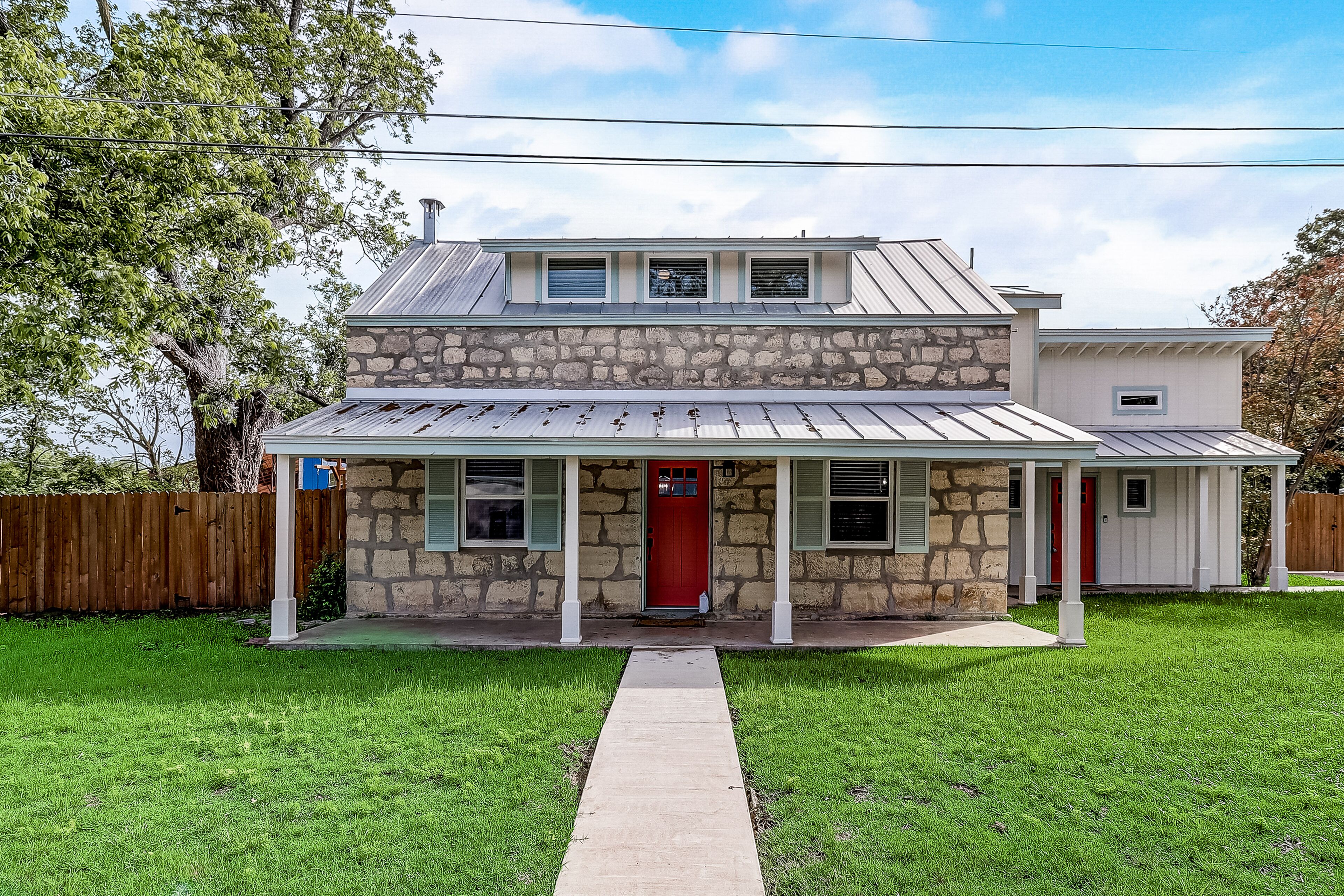 Downtown 2-story home with enclosed backyard, patio, grill, playground, W/D, AC
