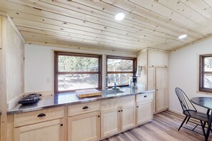 Réfrigérateur, micro-ondes, plaque de cuisson, cafetière/bouilloire