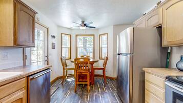 Een koelkast, een magnetron, een oven, een kookplaat