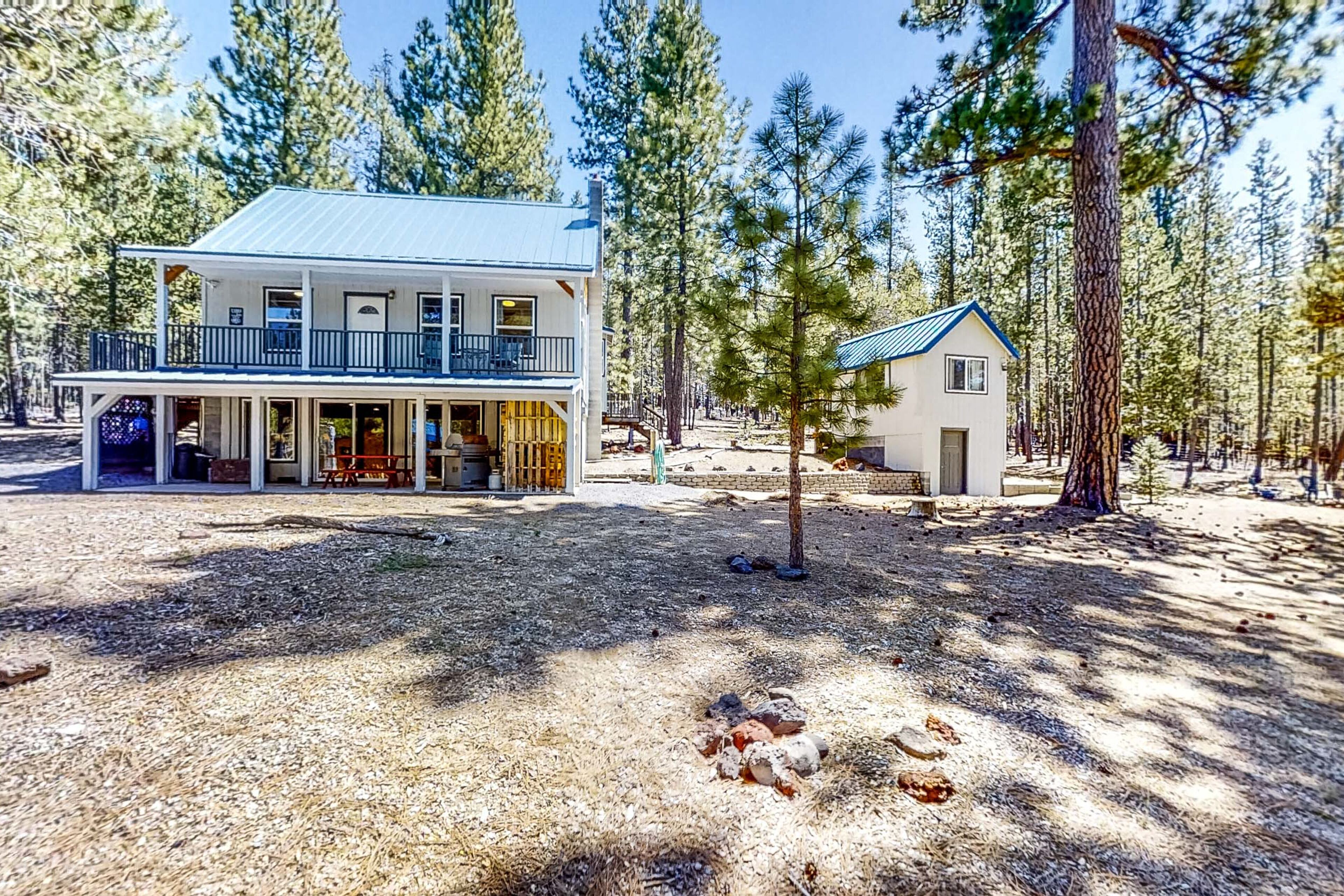 Retreat w/ firepit, enclosed yard, kitchen, & W/D