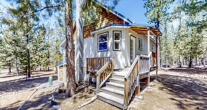Retreat w/ firepit, enclosed yard, kitchen, & W/D
