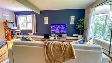 Smart TV, caminetto, videogiochi, tavolo da calcetto
