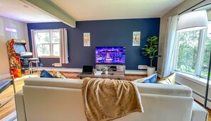 Smart-TV, Kamin, Videospiele, Tischfußball