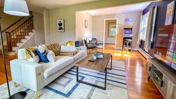 Smart TV, caminetto, videogiochi, tavolo da calcetto