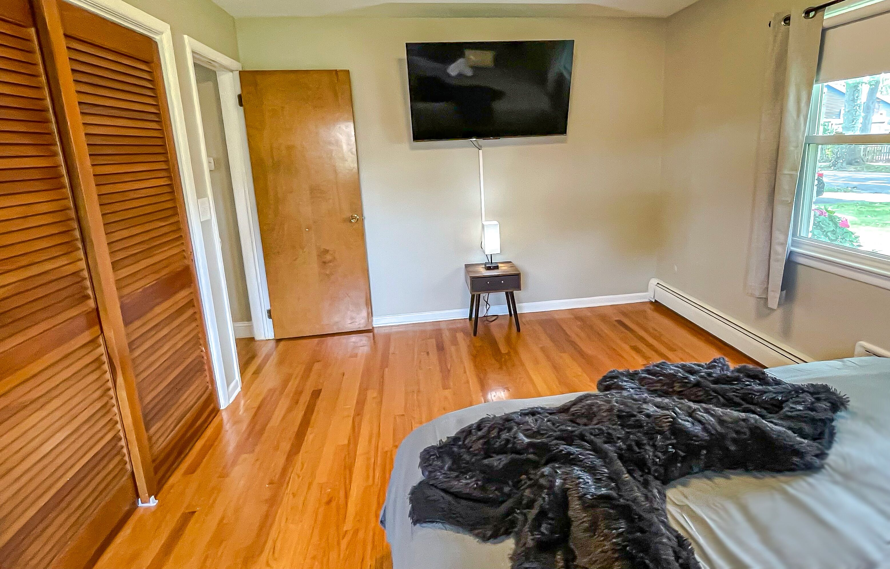 4 bedrooms, desk, iron/ironing board, travel cot