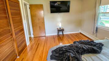 4 bedrooms, desk, iron/ironing board, travel cot