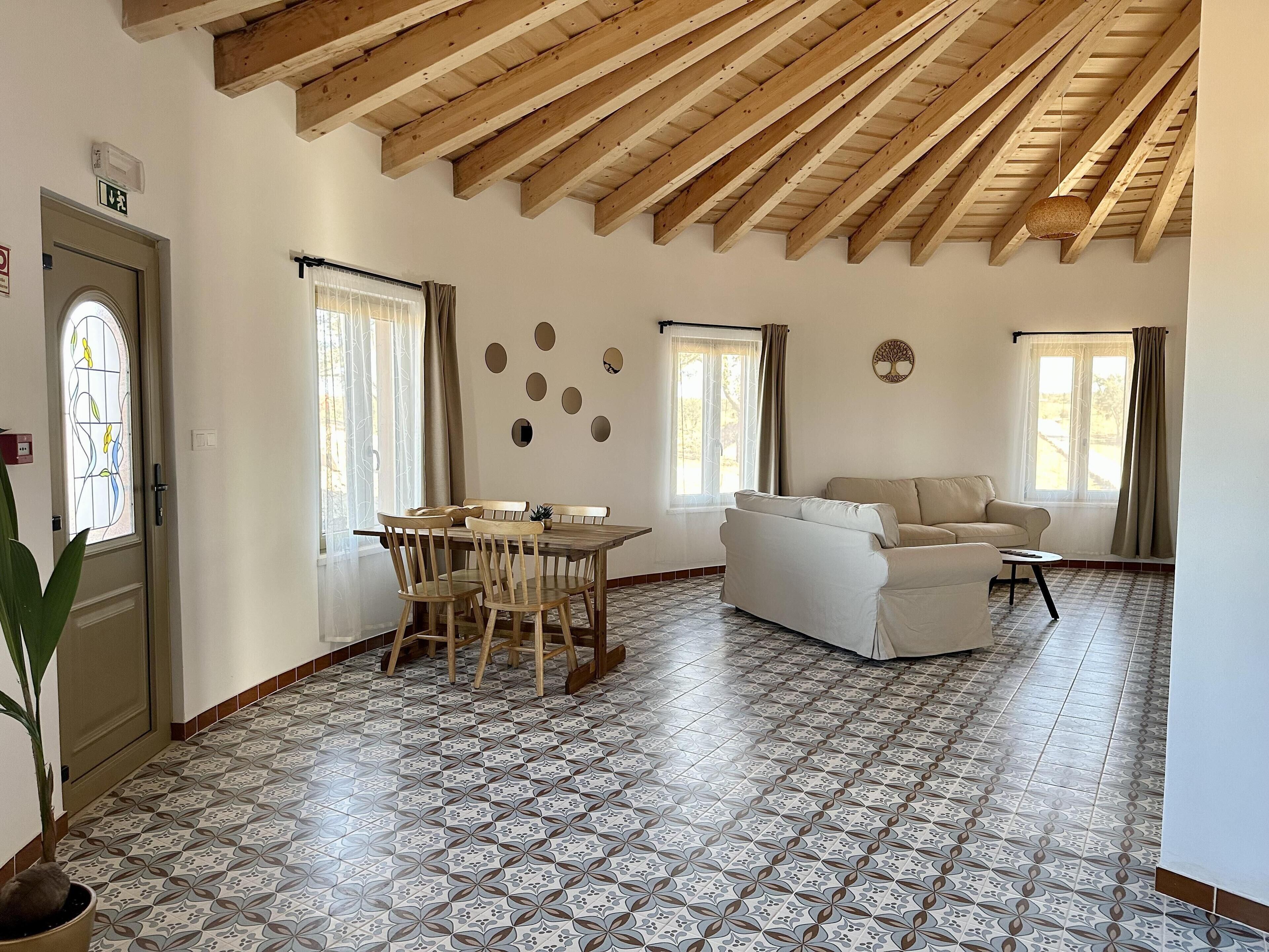 House, 2 Queen Beds | Living area