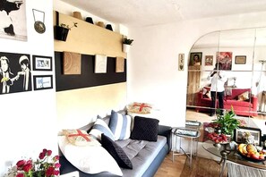 Un salon moderne avec un canapé, une table basse et des objets de décoration.