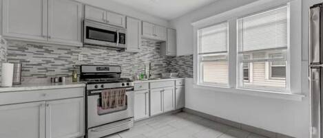 ثلاجة، ميكروويف، موقد طهي مسطح، محمصة خبز