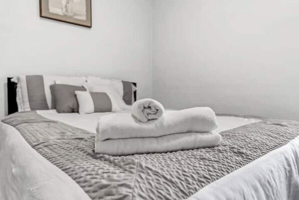 3 bedrooms, desk, iron/ironing board, free WiFi - Newly Renovated ! Upper Modern Large 3 Bed House (Buffalo)