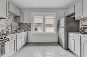 Fridge, microwave, stovetop, toaster - Newly Renovated ! Upper Modern Large 3 Bed House (Buffalo)